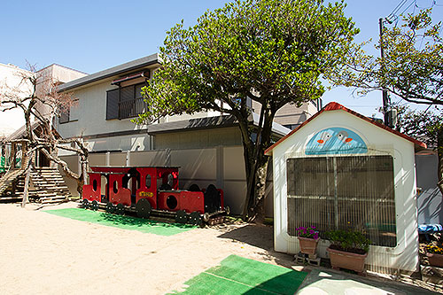 汽車の遊具と動物小屋