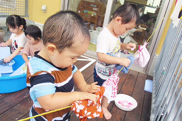 夏はデッキで洗濯あそび。