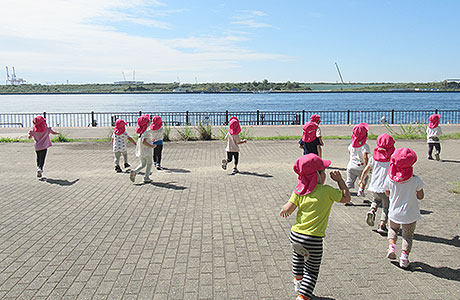 幼稚園バスでの遠出散歩